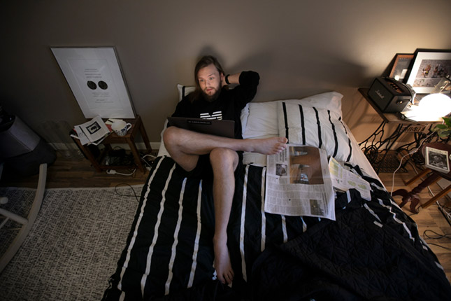 NUORI JA LUONTEVA. ”Ysärillä tehtiin just noin, mentiin lähelle ja otettiin kuva laajakulmalla”, sanoo Annika Rauhala, joka kuvasi kaikki juttuun haastatellut kuvaajat, myös itsensä. ”Laajakulma yhdistyy mulla ysäriin, jolloin aloitin työt ja tää kuvan jätkä syntyi.” Antti Yrjönen oli helppo kuvata: ”Yrjönen on sitä sukupolvea, jolle on luontevaa olla kuvattavana.”