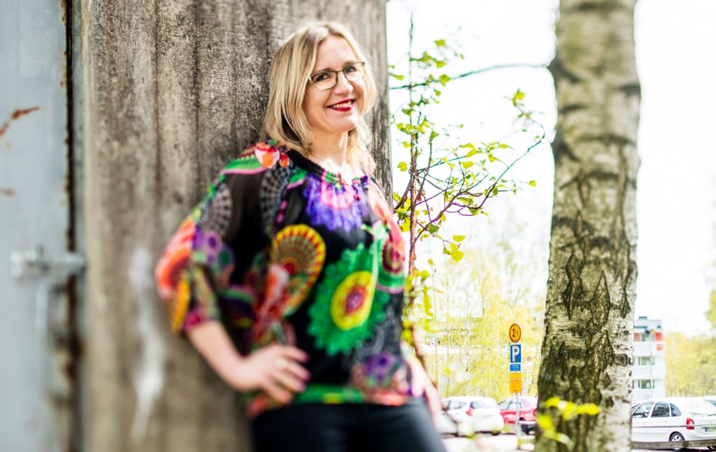 Salla Nazarenko nojaa rakennukseen