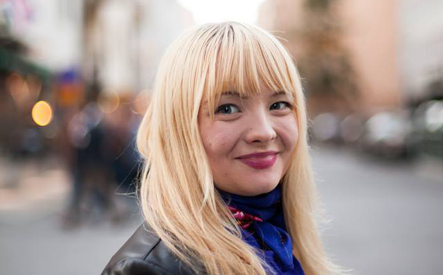 Sanna Raita-aho seisoo kadulla