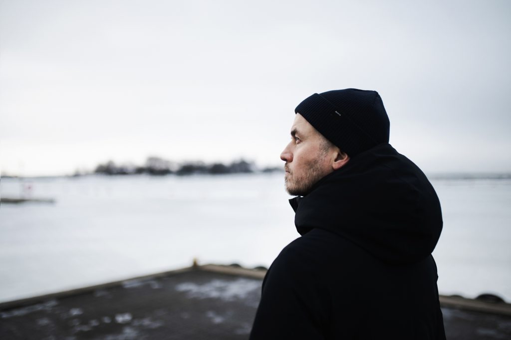 Tommy Lindgren katsoo merelle profiilikuvassa
