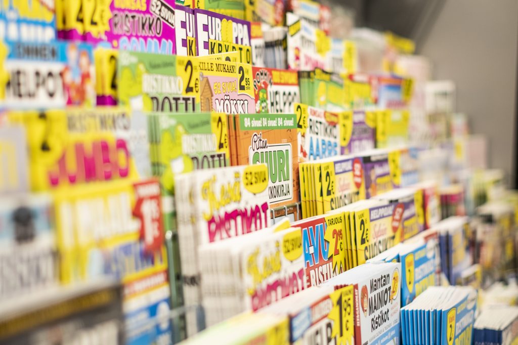 Lähikuvassa ristisanatehtävälehtien paljoutta marketissa.