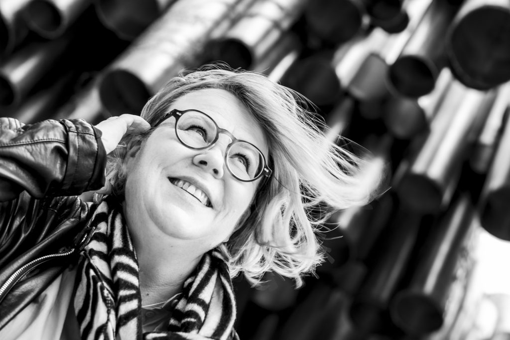 Arja Salakka Sibelius-monumentin alla alaviistosta kuvattuna.