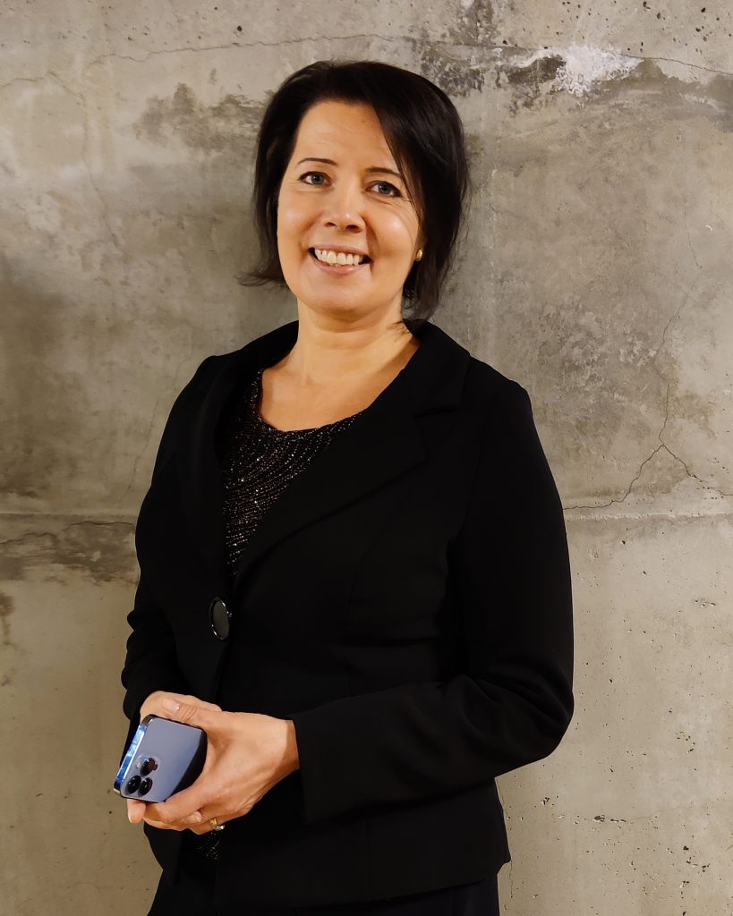 Hanne Aho poseeraa Paasitornissa 1.12.22.